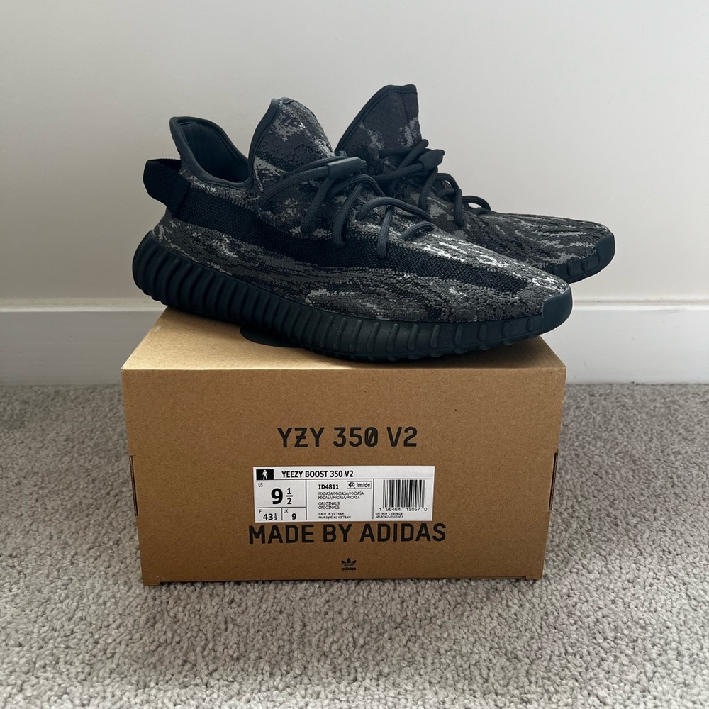 adidas Yeezy Boost 350 V2 Black/Gray Sneaker